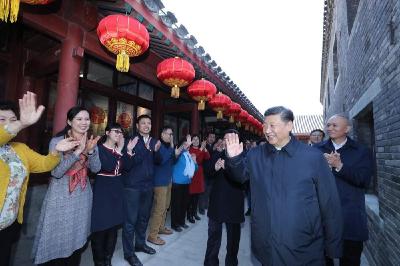 习近平走进北京四合院，包饺子、炸饹馇、贴“福”字、聊家常