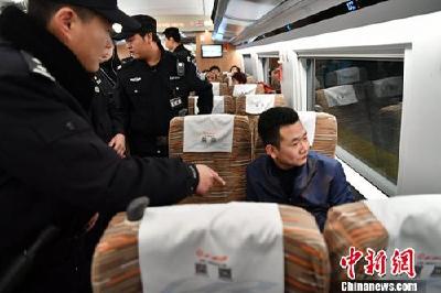 各地铁警对霸座等行为“零容忍”：快速处警依法处罚