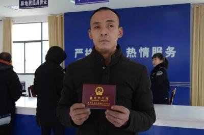他常将打包的饭菜挂在树上，最后收留了一位“大侠”