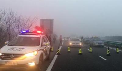 大雾橙色预警！湖北省内部分高速公路实施交通管制
