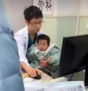 急诊男医生边哄孩子边看病，网友：太帅了！