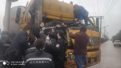巡逻途中遇车祸 民警救助获称赞