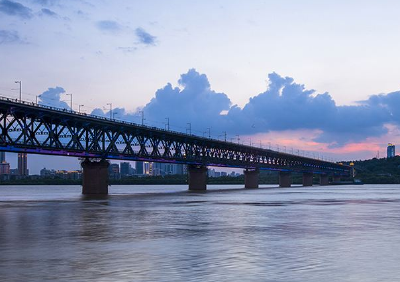 3月25日起至4月13日武汉长江大桥夜间施工