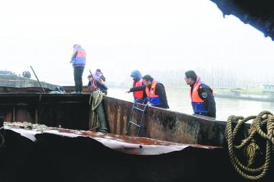 60公里“清江行动”现场直击 昔日采砂船藏匿地如今“风平浪静”