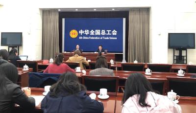 695人荣获全国五一劳动奖章 农民工人数首次过百