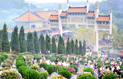 武汉周末两天迎祭扫高峰 157万市民踏青扫墓 
