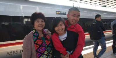 泪目！恩施女子上街擦鞋养活“渐冻”儿,将背着儿子进京圆梦