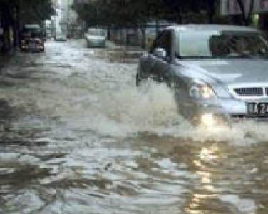 日本多个城市遭遇大暴雨 部分地区居民被建议撤离