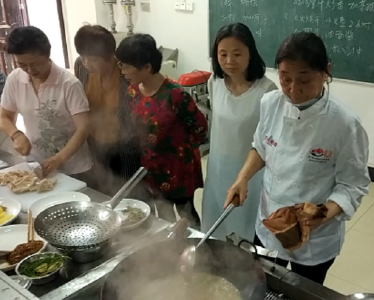 武汉老年大学西餐班火爆，他们说“孙子孙女喜欢吃”