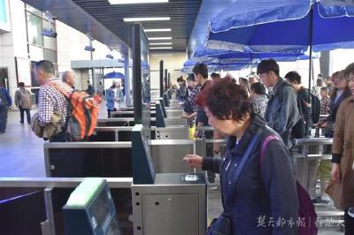 端午节期间火车票全面开售 部分方向车票紧俏