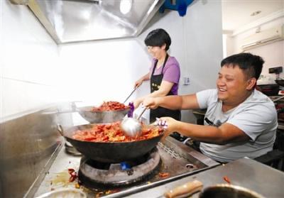 最美的味道是坚强！他坐轮椅炒小龙虾 日售500斤