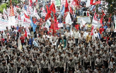 印尼大选后首都爆发示威 官员：已致6死200伤 