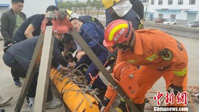 宜昌5名工人掉入深水池被困 消防紧急救援