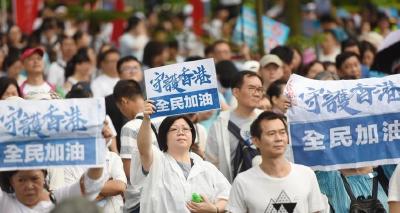 护法治反暴力！逾30万市民冒雨参加“守护香港”集会