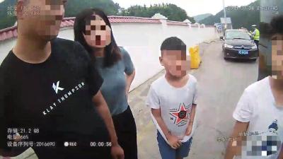 危险！面包车改“卧铺车”  带了一车孩子去度假