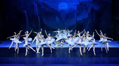 全球首创冰舞芭蕾《天鹅湖》在武汉上演 