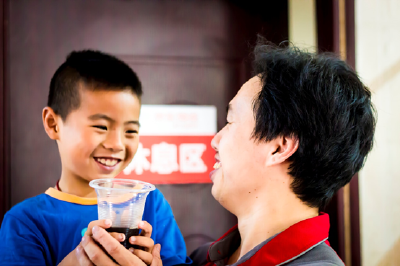 8岁男孩写作文“吐槽”爸爸  妈妈也哭笑不得