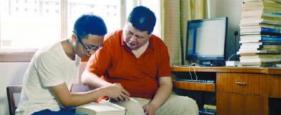武汉“励志盲叔”自学20余载出版书籍 登台分享与命运抗争的故事 