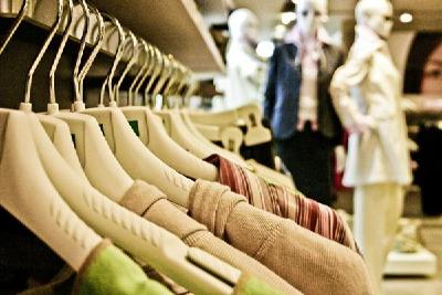 中国市场一年减少178亿件 消费者不爱买衣服了？