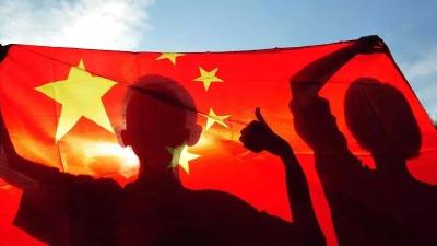 中国网民爱国热情高涨 和国旗同框 向祖国表白