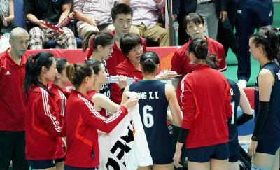 8连胜！中国女排3:0击败肯尼亚，稳居积分榜第一位！