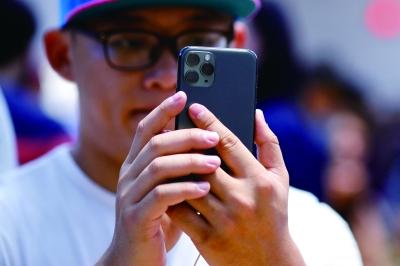 iPhone新机发售日“大跳水” 武汉“果粉”三千元拿到售价近一万元的手机