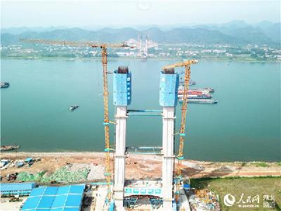 湖北宜昌伍家岗长江大桥主塔封顶 国内首台桥梁“造塔机”完成首秀