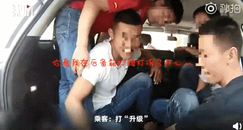 瘾大！湖北高速上，4个大男人蜷缩后备箱，竟玩起了这个……
