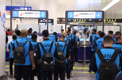 来了来了！他们来了！军运会首批运动员代表团抵达武汉天河国际机场