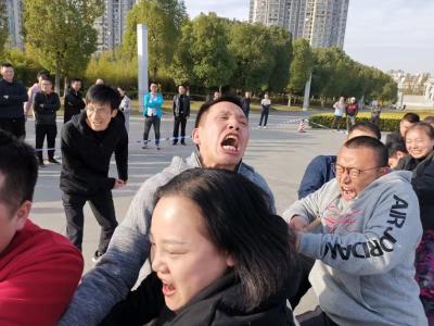 警官变身啦啦队长 谁说警察总是板着脸
