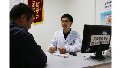 药片“顽固不化”，爹爹疑是假药 药学博士一席话令其放心