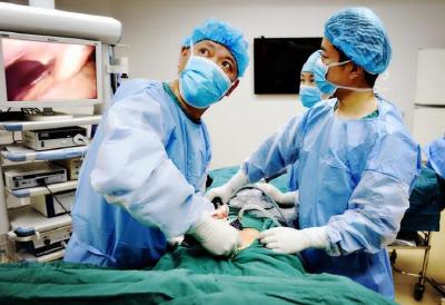 快递小哥饮食不规律、高负荷工作诱发胃穿孔