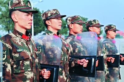 清华书生蜕变成钢 北大才子靶场逆袭 湖北武警总队来了一群“学霸”兵