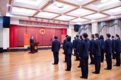 今天，我们向宪法宣誓，铮铮誓言，掷地有声！