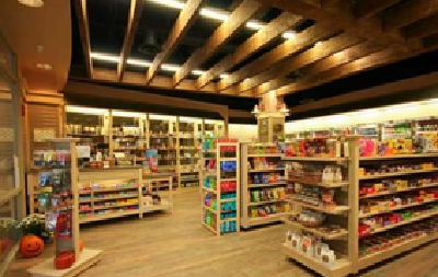 便利店热卖品展现年轻群体消费趋势：健康食品、网红单品及文创商品热销