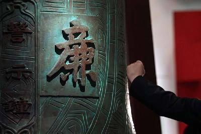金融反腐清“血栓”，政法严打“灯下黑”