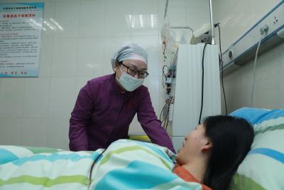 爱笑女孩捐髓救助白血病少年 热心的她刚从西藏志愿服务归来 