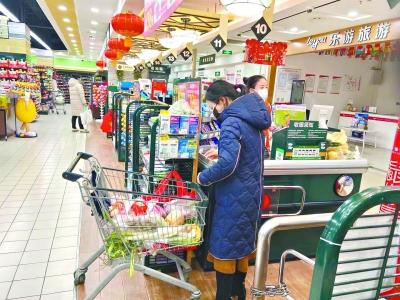 记者探访商超和农贸市场 短暂抢购后连续两日市场供应平稳