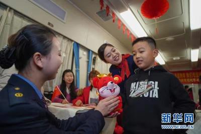 武铁今年首趟“支南”列车满载外出务工人员返鄂