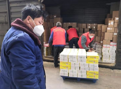 争分夺秒！紧急快运20.5吨食品汉西车务段抢运医院建设工地生活物资