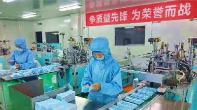 加班加点！工人日产13万口罩支援防疫
