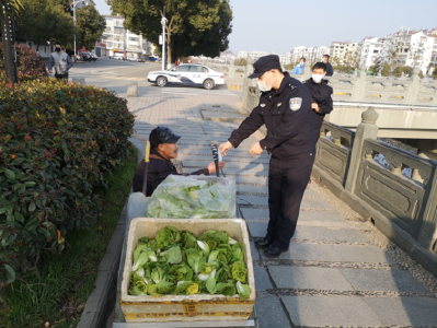 从5000人次外出人员减少200人次 30名党员民警变身口罩“劝导员”