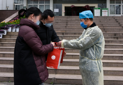 重症妻子轻症夫今日双双出院，中西医结合显疗效