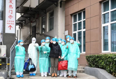 战“疫”镜头 | 武汉新冠肺炎患者出院，与住院患者隔空互喊“加油”