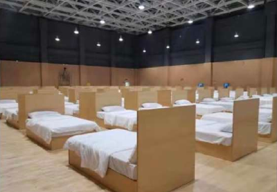 武汉江夏：“方舱医院”床铺铺设完毕 即将交付使用
