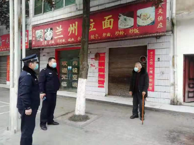 九旬老人被困家中 保康民警紧急开锁救援