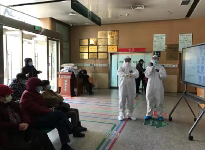 发热门诊外响起“防疫”大喇叭90后女护士“硬核”宣教：肺炎来了不要慌  科学防护大于天