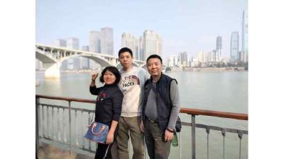 武汉三警之家共抗疫情 发“口罩自拍”互报平安