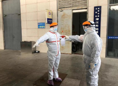 防疫一线：铁警转运疑似病患