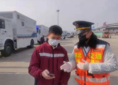 京珠高速路政支队：多批多次接力护送 助力四省紧急救援队抵汉